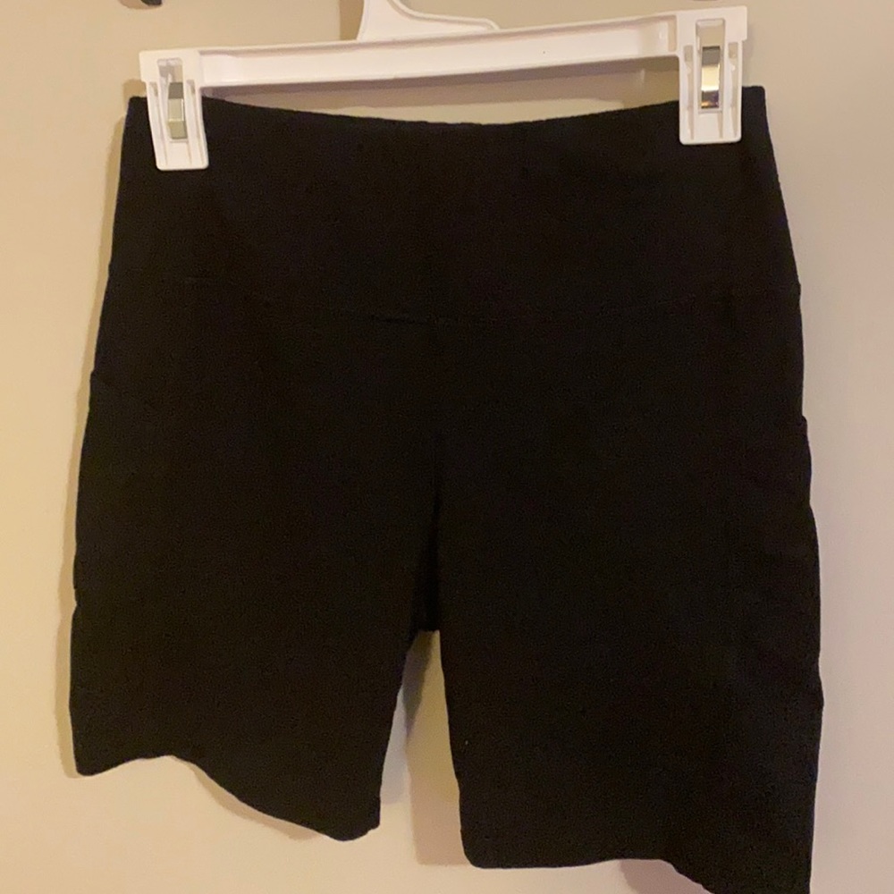 Athletic shorts with pockets